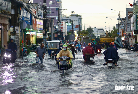 Rác đầy miệng cống, mưa không ngập đường mới lạ - Ảnh 4. Rác đầy miệng cống, mưa không ngập đường mới lạ - Ảnh 4.