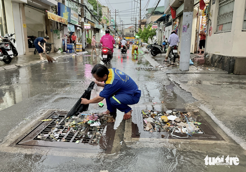 Rác đầy miệng cống, mưa không ngập đường mới lạ - Ảnh 5. Rác đầy miệng cống, mưa không ngập đường mới lạ - Ảnh 5.