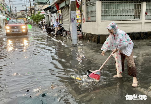 Rác đầy miệng cống, mưa không ngập đường mới lạ - Ảnh 7. Rác đầy miệng cống, mưa không ngập đường mới lạ - Ảnh 7.