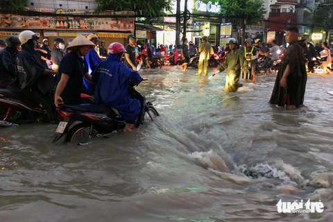 Đường ngập như sông, xoáy nước khủng giữa đường phố Biên Hòa - Ảnh 1. Đường ngập như sông, xoáy nước khủng giữa đường phố Biên Hòa - Ảnh 1.