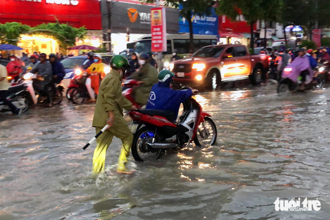 Đường ngập như sông, xoáy nước khủng giữa đường phố Biên Hòa - Ảnh 2. Đường ngập như sông, xoáy nước khủng giữa đường phố Biên Hòa - Ảnh 2.