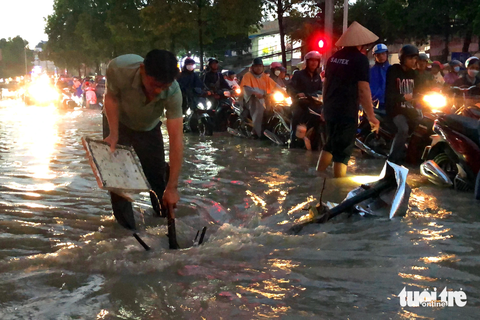 Đường ngập như sông, xoáy nước khủng giữa đường phố Biên Hòa - Ảnh 3. Đường ngập như sông, xoáy nước khủng giữa đường phố Biên Hòa - Ảnh 3.