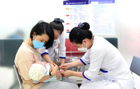 Phụ huynh đưa trẻ đi tiêm vắc xin phòng bệnh - Ảnh: DUYÊN PHAN Phụ huynh đưa trẻ đi tiêm vắc xin phòng bệnh - Ảnh: DUYÊN PHAN
