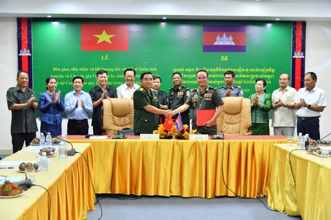Kiên Giang tiếp nhận 25 bộ hài cốt liệt sĩ hy sinh trên đất bạn Campuchia - Ảnh 1. Kiên Giang tiếp nhận 25 bộ hài cốt liệt sĩ hy sinh trên đất bạn Campuchia - Ảnh 1.