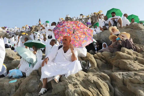 Hàng ngàn người hành hương sốc nhiệt trong nắng nóng 48 độ C ở Saudi Arabia - Ảnh 1. Hàng ngàn người hành hương sốc nhiệt trong nắng nóng 48 độ C ở Saudi Arabia - Ảnh 1.