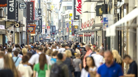 Con phố mua sắm Hohe Strasse nổi tiếng ở thành phố Cologne, Đức - Ảnh: CNN Con phố mua sắm Hohe Strasse nổi tiếng ở thành phố Cologne, Đức - Ảnh: CNN