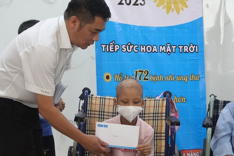 Tiếp sức hoa mặt trời: ‘Có tiền viện phí, tôi an tâm chữa bệnh cho con rồi’ - Ảnh 1. Tiếp sức hoa mặt trời: ‘Có tiền viện phí, tôi an tâm chữa bệnh cho con rồi’ - Ảnh 1.