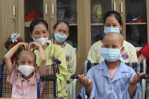 Tiếp sức hoa mặt trời: ‘Có tiền viện phí, tôi an tâm chữa bệnh cho con rồi’ - Ảnh 4. Tiếp sức hoa mặt trời: ‘Có tiền viện phí, tôi an tâm chữa bệnh cho con rồi’ - Ảnh 4.