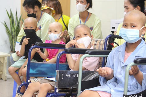 Tiếp sức hoa mặt trời: ‘Có tiền viện phí, tôi an tâm chữa bệnh cho con rồi’ - Ảnh 5. Tiếp sức hoa mặt trời: ‘Có tiền viện phí, tôi an tâm chữa bệnh cho con rồi’ - Ảnh 5.