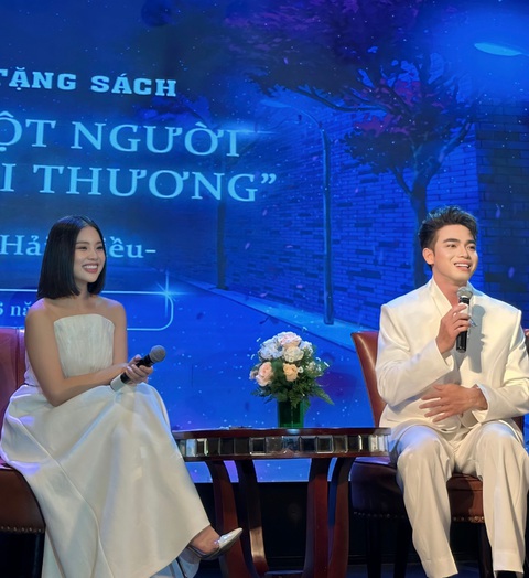 Trình Mỹ Duyên, Trà Ngọc Hằng khác lạ mừng én bạc Hải Triều ra mắt sách - Ảnh 2. Trình Mỹ Duyên, Trà Ngọc Hằng khác lạ mừng én bạc Hải Triều ra mắt sách - Ảnh 2.