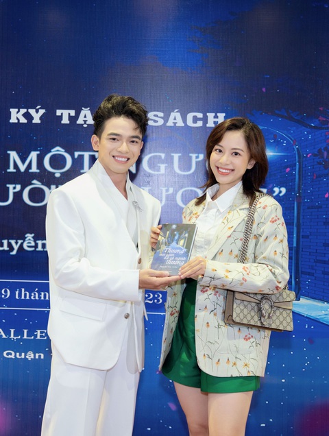 Trình Mỹ Duyên, Trà Ngọc Hằng khác lạ mừng én bạc Hải Triều ra mắt sách - Ảnh 5. Trình Mỹ Duyên, Trà Ngọc Hằng khác lạ mừng én bạc Hải Triều ra mắt sách - Ảnh 5.