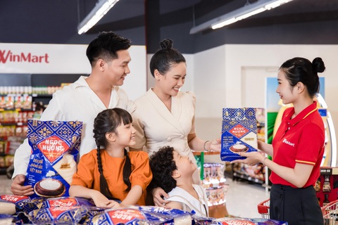 Masan Group đạt 2 hạng mục trong Bảng xếp hạng Top 50 Doanh nghiệp phát triển bền vững 2023 - Ảnh 2. Hệ thống hơn 3.500 siêu thị, cửa hàng WinMart/WinMart+ luôn duy trì tỉ lệ hàng Việt đạt 90%, thực hiện tốt vai trò cầu nối giúp các doanh nghiệp với nhà sản xuất nội địa nhằm đem lại các sản phẩm chất lượng cao
