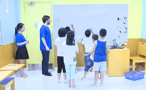 Assistant teacher là công việc gì? Cần trang bị kỹ năng gì? (Phần 1) - Ảnh 2. Trợ giảng tại các trung tâm ngoại ngữ – Ảnh: Internet