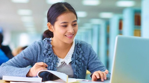 Assistant teacher là công việc gì? Cần trang bị kỹ năng gì? (Phần 1) - Ảnh 4. Assistant Teacher hỗ trợ soạn giáo án/bài giảng cũng như tài liệu cần thiết – Ảnh: Internet