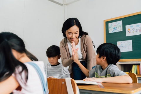 Assistant teacher là công việc gì? Cần trang bị kỹ năng gì? (Phần 2) - Ảnh 1. Teacher Assistant cần có kỹ năng giao tiếp tốt, tổ chức lớp học hiệu quả – Ảnh: Internet