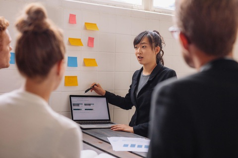 Team Leader là gì? Tố chất, kỹ năng cần có của một team leader (Phần 2) - Ảnh 2. Kỹ năng giao tiếp tốt là cực kỳ cần thiết đối với người đứng đầu đội nhóm - Ảnh: Internet