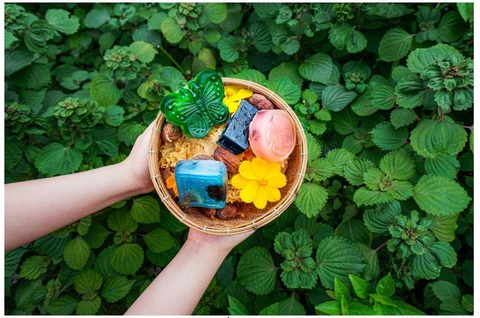 Lời mời gọi rong chơi mùa hè - Ảnh 4. Những bánh xà phòng nhỏ xinh, đủ màu sắc được tạo nên bởi sự khéo léo của đôi bàn tay trẻ thơ