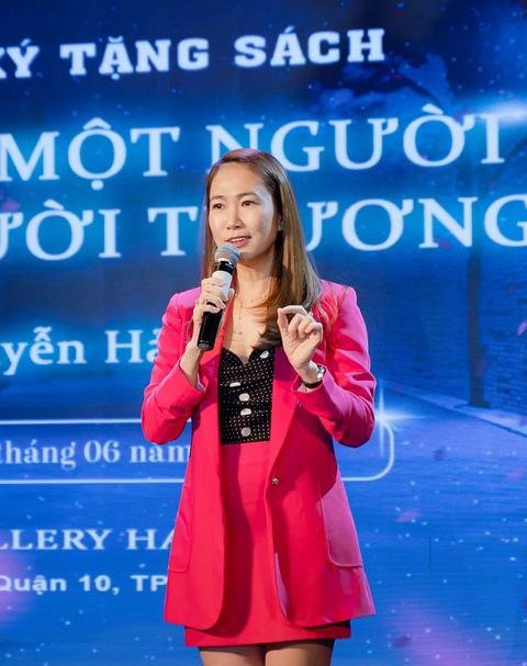 Trình Mỹ Duyên, Trà Ngọc Hằng khác lạ mừng én bạc Hải Triều ra mắt sách - Ảnh 3. Trình Mỹ Duyên, Trà Ngọc Hằng khác lạ mừng én bạc Hải Triều ra mắt sách - Ảnh 3.