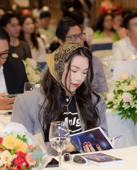 Trình Mỹ Duyên, Trà Ngọc Hằng khác lạ mừng én bạc Hải Triều ra mắt sách - Ảnh 8. Trình Mỹ Duyên, Trà Ngọc Hằng khác lạ mừng én bạc Hải Triều ra mắt sách - Ảnh 8.