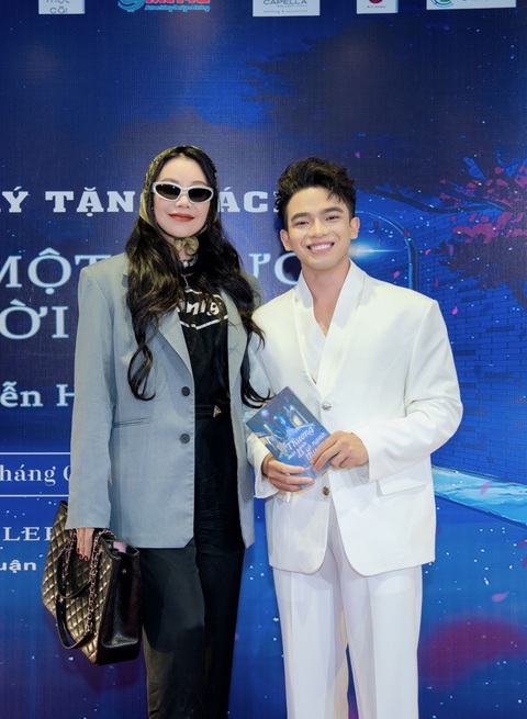 Trình Mỹ Duyên, Trà Ngọc Hằng khác lạ mừng én bạc Hải Triều ra mắt sách - Ảnh 7. Trình Mỹ Duyên, Trà Ngọc Hằng khác lạ mừng én bạc Hải Triều ra mắt sách - Ảnh 7.