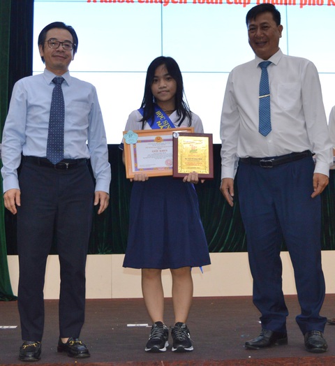 Thi vào lớp 10 ở TP.HCM: thủ khoa, á khoa đều là học sinh quận Tân Phú - Ảnh 1. Thi vào lớp 10 ở TP.HCM: thủ khoa, á khoa đều là học sinh quận Tân Phú - Ảnh 1.