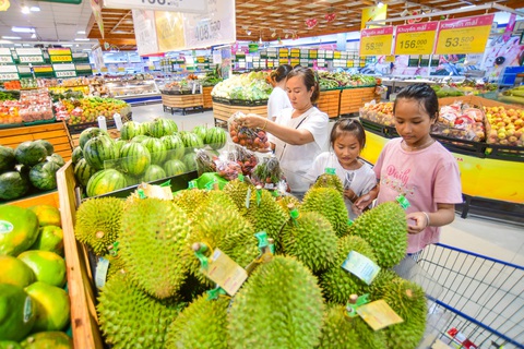 Nỗ lực quảng bá nông sản hàng OCOP - Ảnh 3. Người dân mua hàng nông sản OCOP tại siêu thị Co.opmart Xa lộ Hà Nội, TP Thủ Đức, TP.HCM chiều 29-6 - - Ảnh: QUANG ĐỊNH