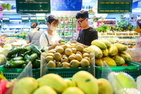 Nỗ lực quảng bá nông sản hàng OCOP - Ảnh 1. Người dân mua hàng nông sản OCOP tại siêu thị Co.opmart Xa lộ Hà Nội, TP Thủ Đức, TP.HCM chiều 29-6 - Ảnh: QUANG ĐỊNH