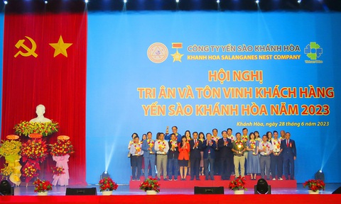 Yến Sào Khánh Hòa chú trọng lợi ích cộng đồng, quyền lợi khách hàng - Ảnh 2. Đại diện Công ty Yến sào Khánh Hòa tôn vinh cho các nhà phân phối, đại lý KIM CƯƠNG trên cả nước