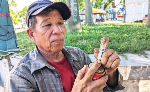Ông Bậm có tiệm làm nghề vô gas bật lửa, sửa chìa khóa cạnh cầu Trường Tiền, Huế - Ảnh: NHẬT LINH Ông Bậm có tiệm làm nghề vô gas bật lửa, sửa chìa khóa cạnh cầu Trường Tiền, Huế - Ảnh: NHẬT LINH