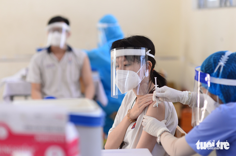 Tin tức sáng 4-6: Hà Nội tiếp tục cắt điện nhiều nơi; Cần Thơ khai trương du thuyền hạng sang - Ảnh 5. Tiêm vắc xin ngừa COVID-19 cho học sinh ở TP.HCM - Ảnh: QUANG ĐỊNH