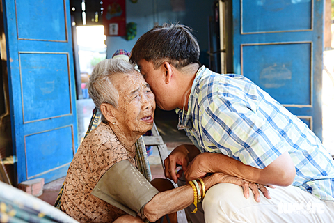 Tình cảm thân thương đã níu chân ông bác sĩ đến với xã đảo gần 20 năm Tình cảm thân thương đã níu chân ông bác sĩ đến với xã đảo gần 20 năm