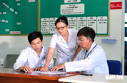 Bác sĩ Trường (bìa phải) cùng đồng nghiệp “cắm sào” ở xã đảo Thạnh An, nơi còn khó khăn, thiếu thốn trăm bề Bác sĩ Trường (bìa phải) cùng đồng nghiệp “cắm sào” ở xã đảo Thạnh An, nơi còn khó khăn, thiếu thốn trăm bề