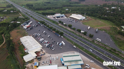“Bí bách” chuyện vệ sinh trên 200km cao tốc mới - Ảnh 2. Tài xế tranh thủ cho xe tấp vào các trạm dừng chân trên cao tốc TP.HCM - Long Thành - Dầu Giây trước khi vào và ra từ cao tốc Phan Thiết - Dầu Giây - Ảnh: ĐỨC TRONG