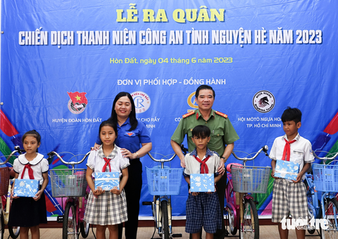 Công an trẻ Kiên Giang đi làm tình nguyện, trồng cây - Ảnh 1. Công an trẻ Kiên Giang đi làm tình nguyện, trồng cây - Ảnh 1.