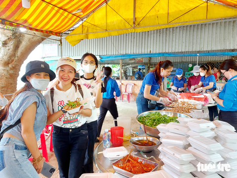 Công an trẻ Kiên Giang đi làm tình nguyện, trồng cây - Ảnh 4. Công an trẻ Kiên Giang đi làm tình nguyện, trồng cây - Ảnh 4.