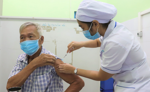 Tiêm vắc xin phòng COVID-19 mũi tăng cường cho người cao tuổi tại Bệnh viện Đa khoa khu vực Hóc Môn (TP.HCM) Tiêm vắc xin phòng COVID-19 mũi tăng cường cho người cao tuổi tại Bệnh viện Đa khoa khu vực Hóc Môn (TP.HCM)