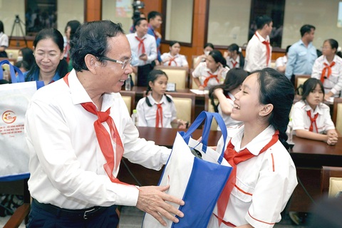 Bí thư Thành ủy TP.HCM Nguyễn Văn Nên tặng quà các bạn nhỏ tham gia buổi gặp gỡ - Ảnh: THANH HIỆP Bí thư Thành ủy TP.HCM Nguyễn Văn Nên trong một dịp tặng quà các bạn nhỏ - Ảnh: THANH HIỆP