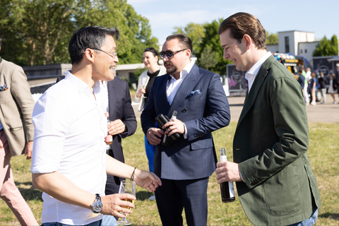 Ông Philipp Rösler (trái, trước) trò chuyện cùng cựu Thủ tướng Áo Sebastian Kurz (phải, trước) tại buổi tiệc sinh nhật ngày 3-6 - Ảnh: NHÂN VẬT CUNG CẤP Ông Philipp Rösler (trái, trước) trò chuyện cùng cựu Thủ tướng Áo Sebastian Kurz (phải, trước) tại buổi tiệc sinh nhật ngày 3-6 - Ảnh: Benedikt Jansen/Filipp Romanovski