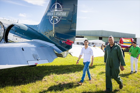 Cựu phó thủ tướng Đức gốc Việt Philipp Rösler dành quà sinh nhật cho trẻ em Việt Nam - Ảnh 1. Ông Philipp Rösler (trái) tại phi trường nơi ông tổ chức buổi tiệc sinh nhật ngày 3-6 - Ảnh: Benedikt Jansen/Filipp Romanovski
