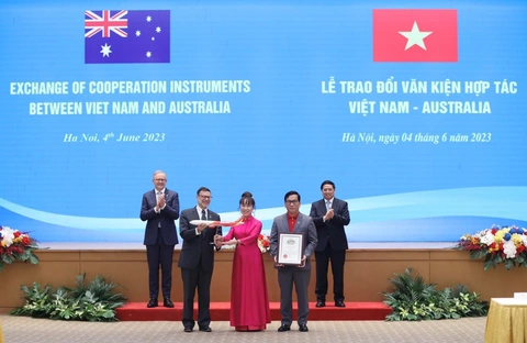 Vietjet công bố đường bay thẳng TPHCM – Brisbane (Úc) - Ảnh 1. Chủ tịch HĐQT Vietjet Nguyễn Thị Phương Thảo, Tổng giám đốc Vietjet Đinh Việt Phương (thứ hai từ phải sang) nhận Chứng nhận mở đường bay mới TP.HCM và Brisbane trước sự chứng kiến của Thủ tướng Phạm Minh Chính và Thủ tướng Úc Anthony Albanese.