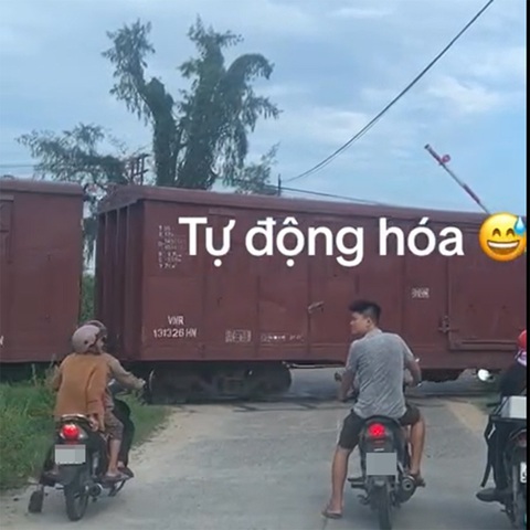Tàu lửa đi qua, gác chắn tự động mới hoạt động - Ảnh 1. Tàu lửa đi qua, gác chắn tự động mới hoạt động - Ảnh 1.