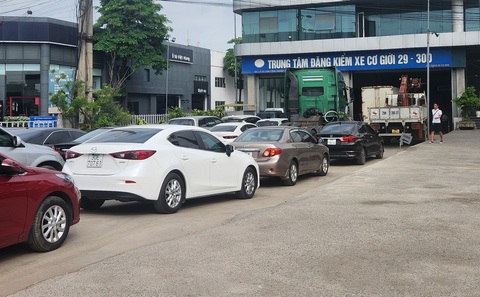 Tra cứu gia hạn kiểm định xe bị ùn tắc vì chủ xe quá nóng ruột - Ảnh 1. Tra cứu gia hạn kiểm định xe bị ùn tắc vì chủ xe quá nóng ruột - Ảnh 1.