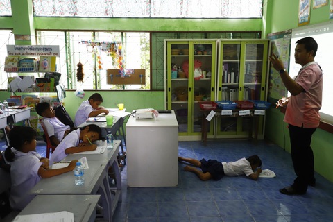 20 trò 6 cấp lớp, một mình thầy cân hết - Ảnh 1. 20 trò 6 cấp lớp, một mình thầy cân hết - Ảnh 1.
