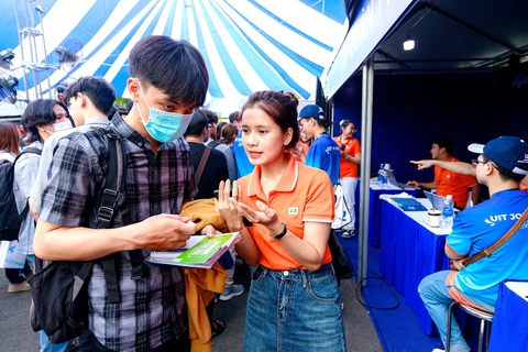 Sinh viên có việc làm đạt 100% vì tính cả chạy xe ôm, bưng bê ở quán - Ảnh 1. Sinh viên có việc làm đạt 100% vì tính cả chạy xe ôm, bưng bê ở quán - Ảnh 1.