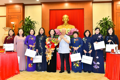 Tổng bí thư Nguyễn Phú Trọng: Mong nữ đại biểu Quốc hội thực sự là những 'bông hồng thép' - Ảnh 3. Tổng bí thư tặng hoa, quà đến đại diện các nữ đại biểu Quốc hội - Ảnh: ĐĂNG KHOA