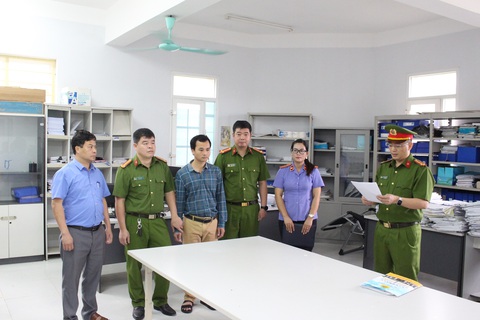 Bắt phó giám đốc một trung tâm thuộc Trường đại học Tây Bắc - Ảnh 1. Bắt phó giám đốc một trung tâm thuộc Trường đại học Tây Bắc - Ảnh 1.