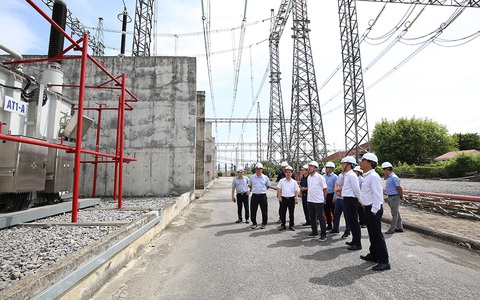 Giữ vững trục truyền tải 500kV Bắc - Nam để đảm bảo điện cho miền Bắc mùa nắng nóng - Ảnh 1. Đoàn công tác kiểm tra vận hành thiết bị tại Trạm biến áp 500kV Nho Quan