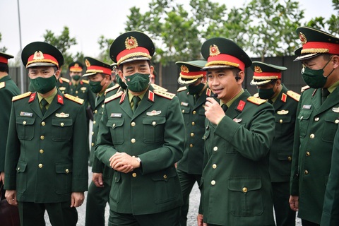 Viettel và hành trình phụng sự Quân đội “chất lượng ISO” - Ảnh 4. Viện trưởng VTX Vũ Tuấn Anh báo cáo kết quả nghiên cứu, chế tạo với đại tướng Phan Văn Giang - ủy viên Bộ Chính trị, phó bí thư Quân ủy Trung ương, bộ trưởng Bộ Quốc phòng và đại tá Tào Đức Thắng - chủ tịch, tổng giám đốc Tập đoàn Viettel