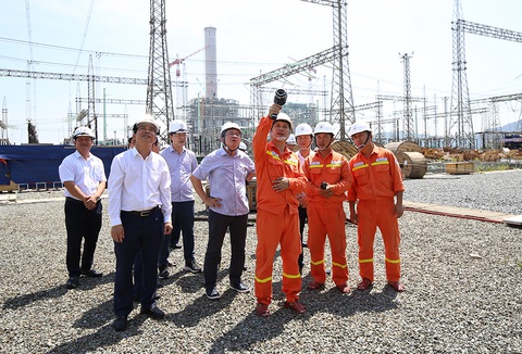 Giữ vững trục truyền tải 500kV Bắc - Nam để đảm bảo điện cho miền Bắc mùa nắng nóng - Ảnh 5. Đoàn công tác kiểm tra soi phát nhiệt tại Trạm biến áp 500kV Vũng Áng.