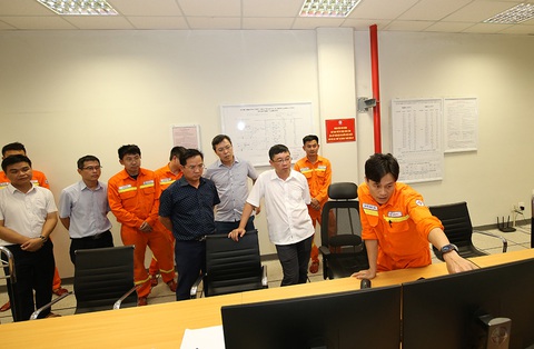 Giữ vững trục truyền tải 500kV Bắc - Nam để đảm bảo điện cho miền Bắc mùa nắng nóng - Ảnh 3. Đoàn công tác nghe báo cáo công tác vận hành tại Trạm biến áp 500kV Nghi Sơn (Thanh Hóa)